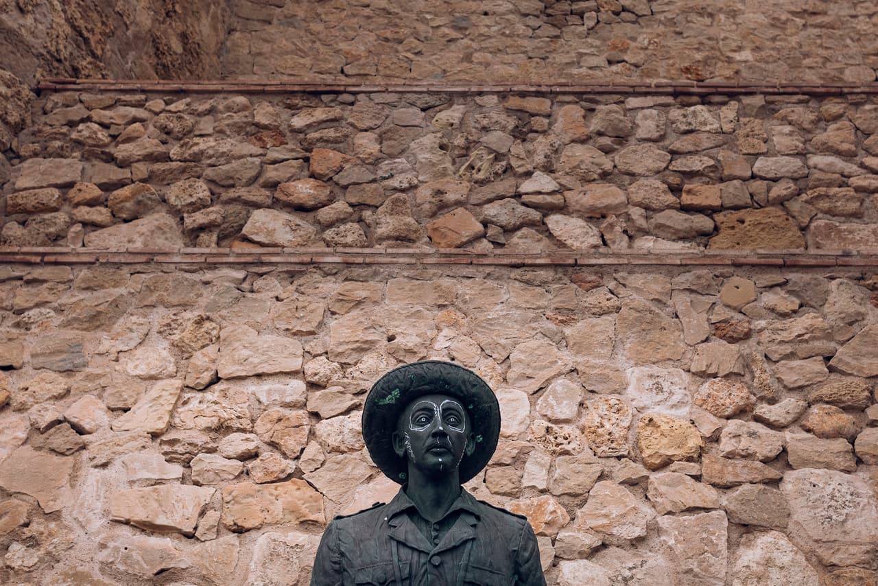 Una estatua de Francisco Franco vandalizada cerca del puerto de Melilla. Fue en esa ciudad donde comenzó la Guerra Civil Española en 1936, lo que desencadenó una dictadura liderada por Franco que duró más de tres décadas. Durante esos años ocurrió el mayor éxodo de españoles de su historia moderna.