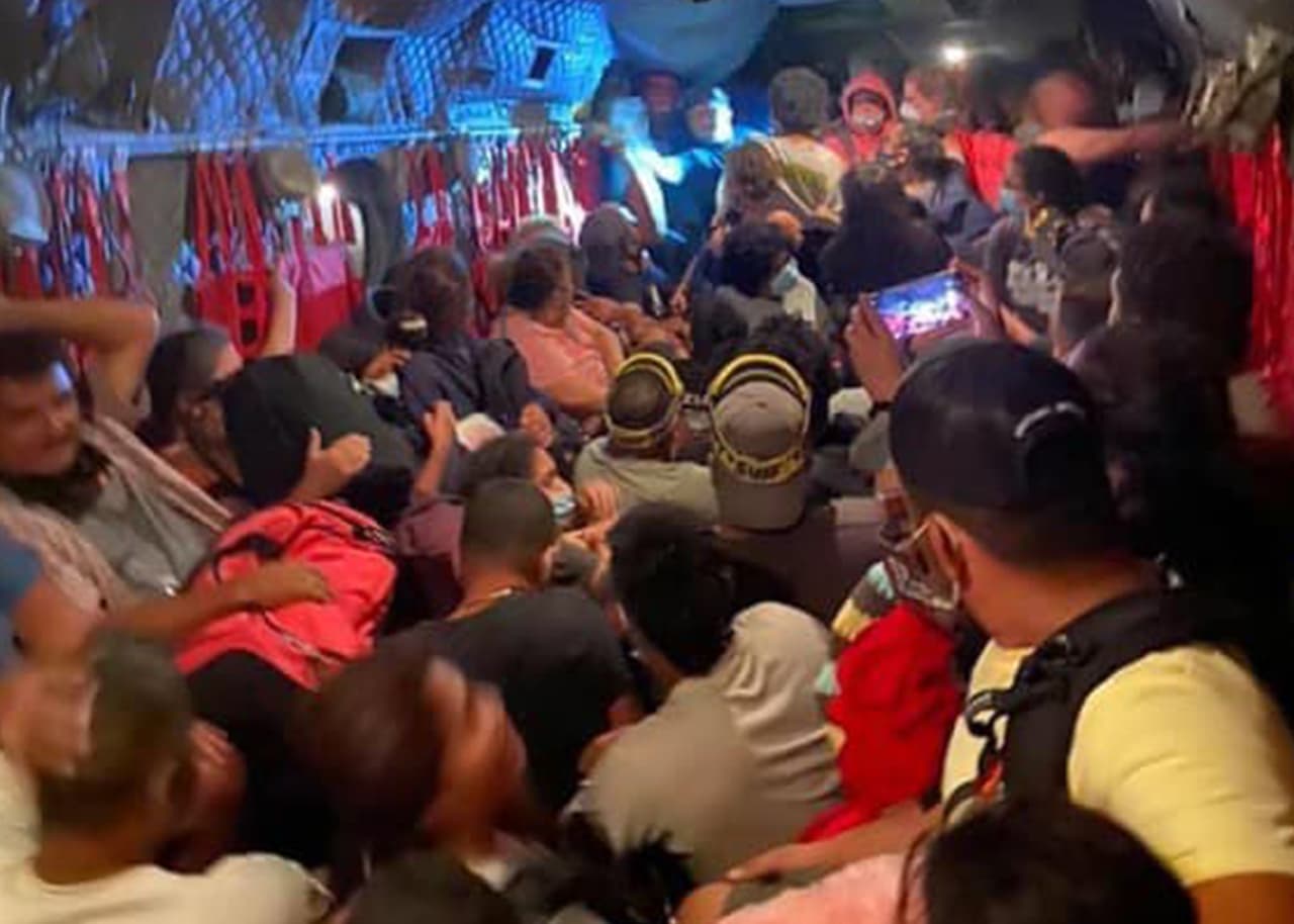 Luego de comenzar el día en la reserva de agua Mamooth Pool, en el condado de Madera, y expectantes de un fin de semnana de diversión, 
<b>218 personas terminaron rescatadas y hacinadas en un avión luego de quedar atrapadas por el fuego.</b>