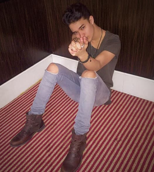 Joel, que también prefiere las botas, usa unos jeans rotos para destacar la jovialidad y sencillez de su look.