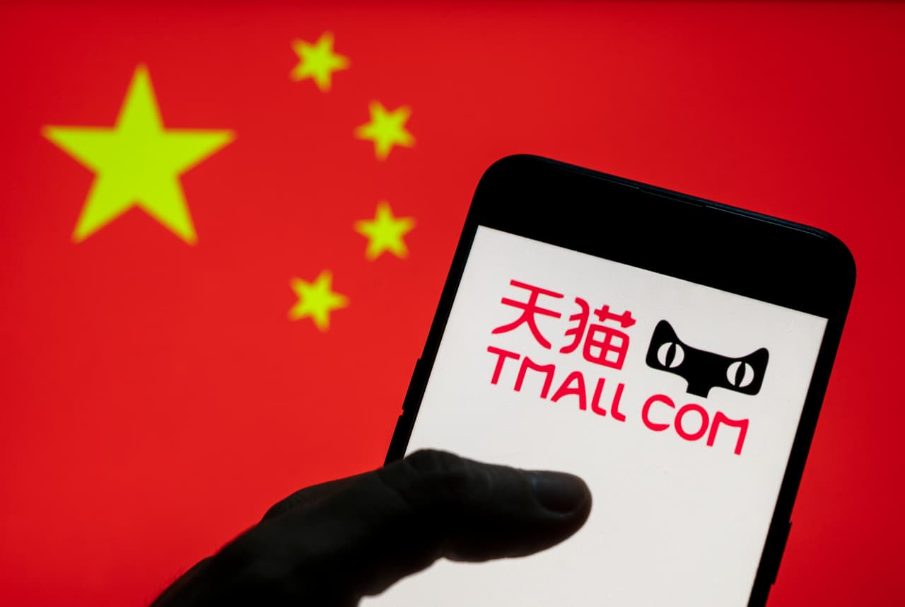 <b>Puesto 24. Tmall</b>
<br>
<br>Valor de la marca en 2021: 49,200 millones de dólares.
<br>
<br>Cambio en el valor de la marca de 2020 a 2021: +60.4% (+18,500 millones de dólares).
<br>
<br>Sector: tecnología.
<br>
<br>País: China.
<br>
<br>Tmall es una gran plataforma de comercio electrónico operada por otro gigante de las compras en línea de China, Alibaba. La compañía tiene más de 500 millones de usuarios registrados y representa más de la mitad del negocio de comercio electrónico del gigante asiático.
<br>
<br>Como muchas personas recurrieron a las compras en línea en medio de la pandemia, el valor de marca de Tmall se disparó. 
<br>