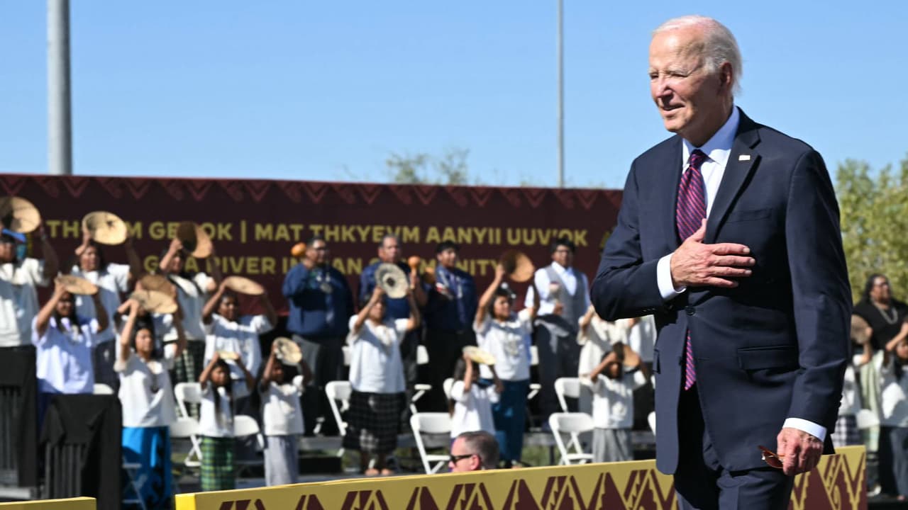 Joe Biden en Arizona: la disculpa a los estudiantes nativos americanos y su impulso a Harris-Walz