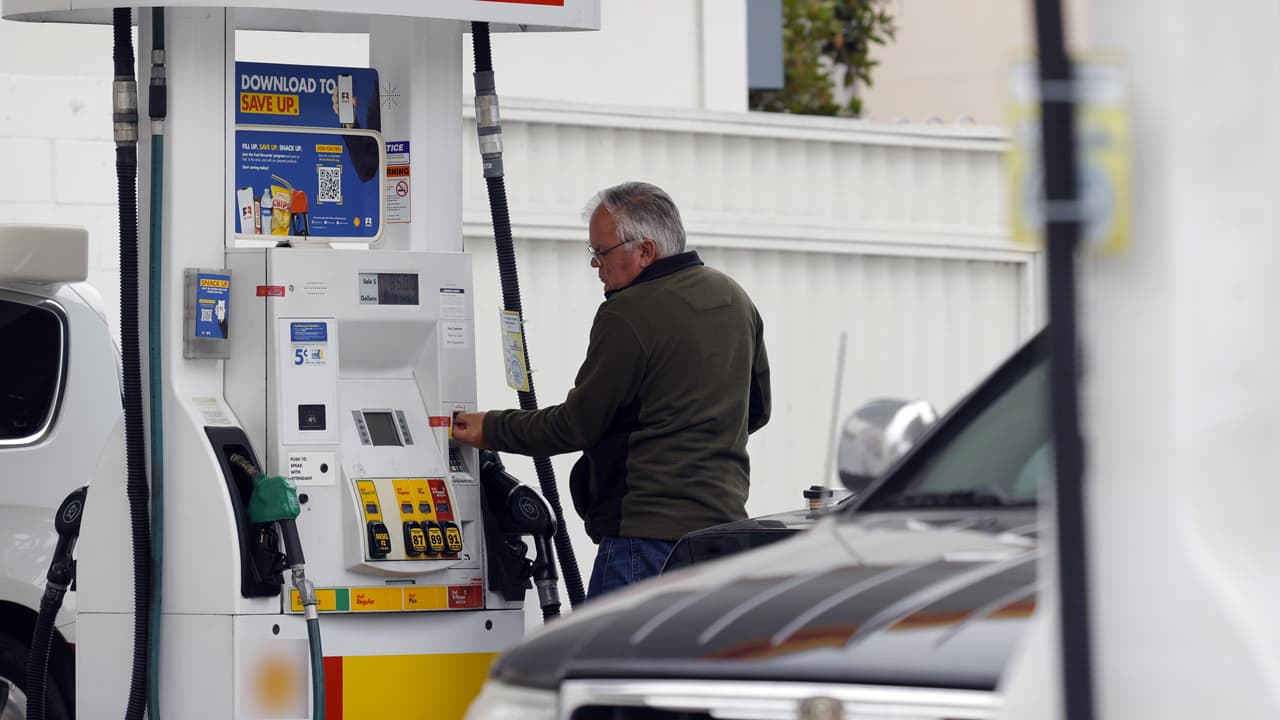 Precio de la gasolina supera los $5 por galón en algunas estaciones de servicio en Fresno
