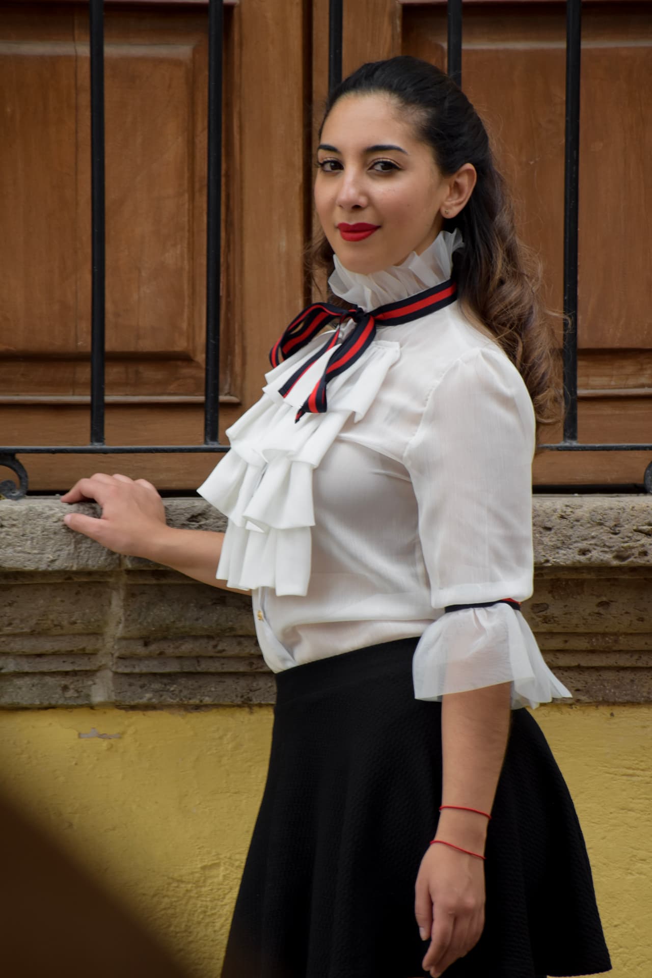 La locutora también caminó por la calle del 
<b>Escudo de Armas de la Ciudad</b>, la cual es muy famosa por tener restaurantes y tiendas para charros.