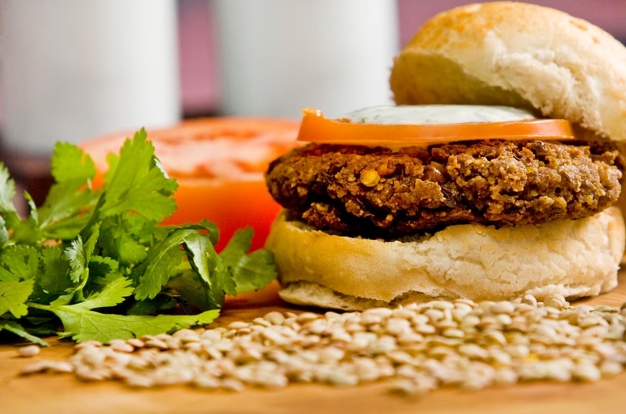 Las recetas que la incluyen recorren decenas de culturas: India, Oriente Medio, Etiopía, Europa y América del Sur. Clásicas en un guisado o sopa, ahora también forman parte de hamburguesas vegetarianas, panes, e incluso dulces y postres.