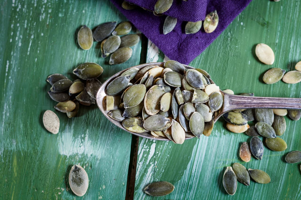 Pumpkin seeds. Estas semillas están ganando cada vez más protagonismo en los restaurantes. Como decoración o guarnición, nunca fallan. Paulina Roca sugiere en su blog, Paulina cocina, convertirlas en snacks.