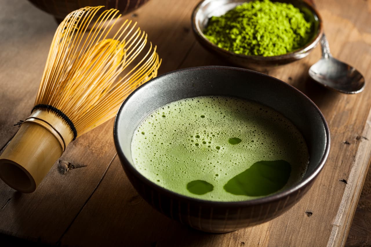 Té matcha. Cuidadosamente cultivada en la región Shimoyama de Japón, se identifica por su color verde vibrante, su sabor y una particularidad: viene en polvo (sus hojas después del proceso de secado se muelen).