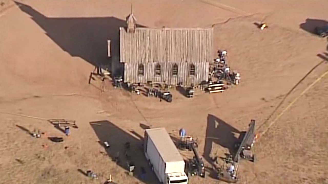 La directora de fotografía Halyna Hutchins, de 42 años, fue la mujer que perdió la vida mientras era trasladada en helicóptero; mientras que el director Joel Souza fue trasladado a un hospital para recibir tratamiento de emergencia por las heridas. 
<b>En este video puedes ver los detalles</b>.