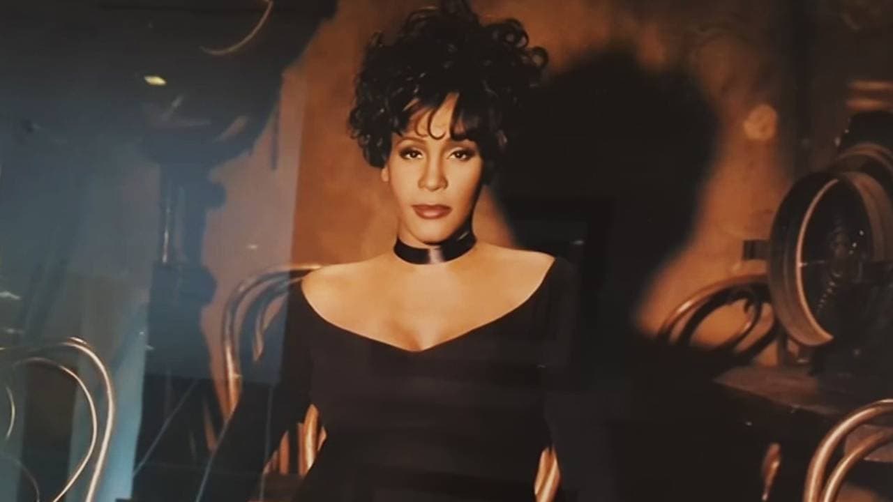 ¿Qué ver en la exhibición sobre Whitney Houston?: vestidos, libros, maquillaje y más