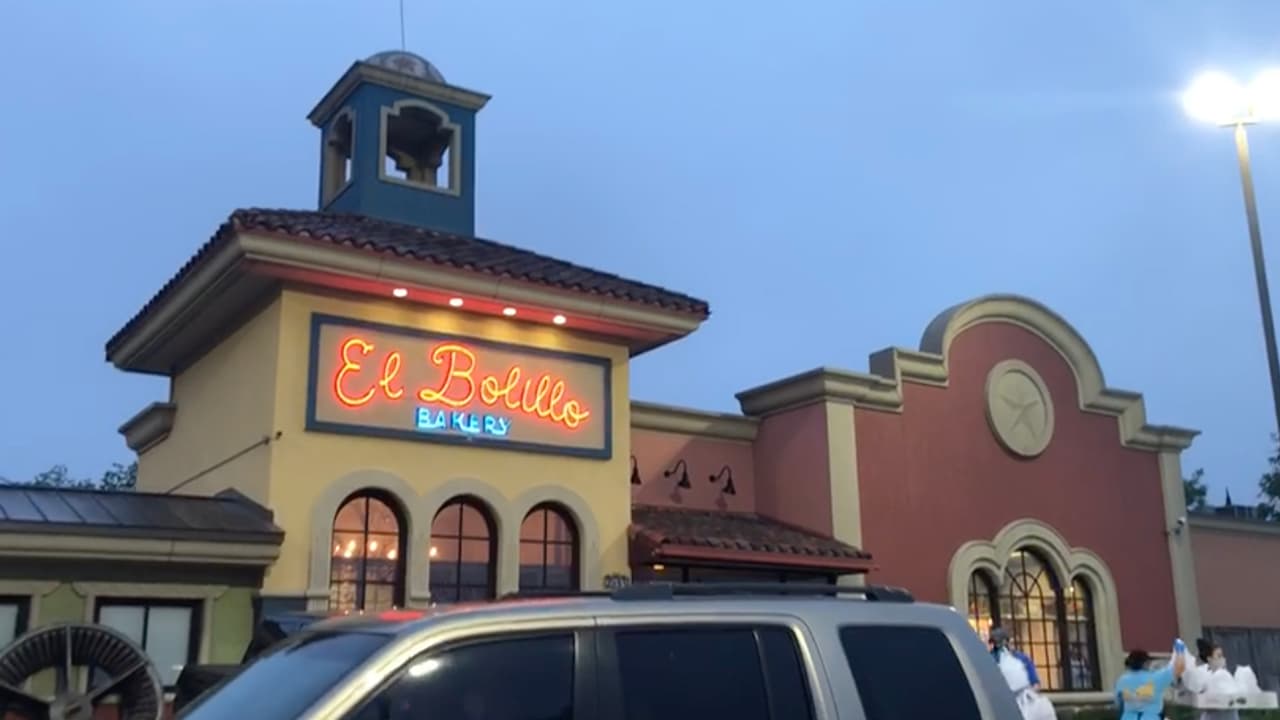 La panadería El Bolillo estará regalando 10 panes por vehículo durante esta semana.