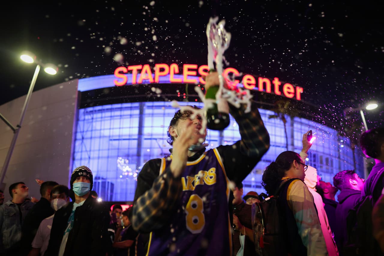 Sin importar las medidas sanitarias, fanáticos se reunieron para rendir tributo a su equipo tras 10 años de no ser campeón. Finalmente LeBron y compañía, consiguen un título más y se lo dedican a Kobe Bryant.