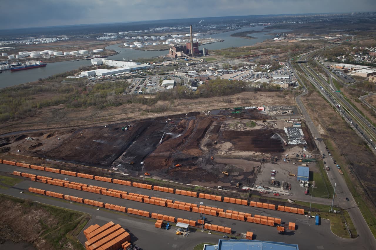 <b>23 de mayo</b> – Se establece una pausa de tres meses en las normas para la producción de metano en los vertederos. Esto para que la Agencia de Protección Ambiental (EPA) pueda “reconsiderar ciertos aspectos” de la regulación. El metano es un gas con efecto de invernadero, el cual proviene de desechos podridos en vertederos, así como de otras fuentes como la agricultura.