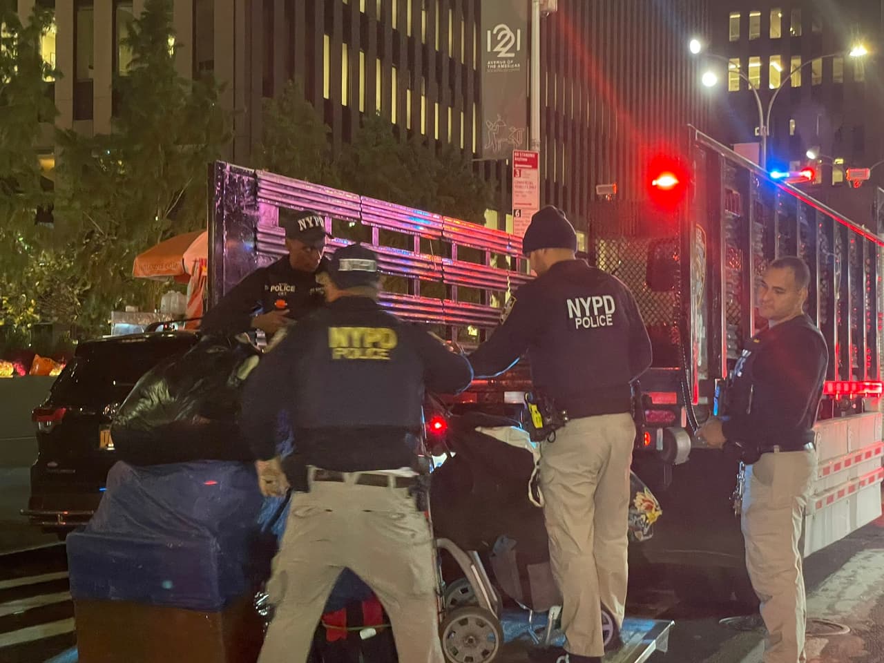 <b>Abarcó hasta el cruce de la Sexta como la West 52</b>.
<br>
<br>Al igual que en el resto de los operativos se decomisó mercancía ‘pirata’, principalmente bolsas y artículos electrónicos.
<br>