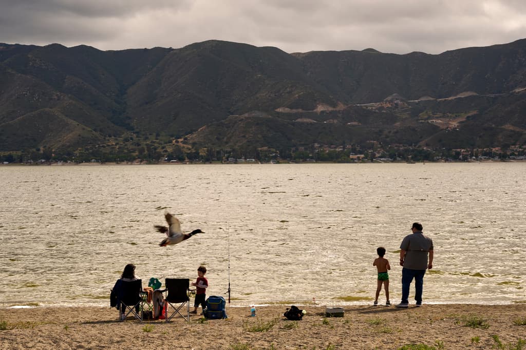 Lake Elsinore, una comunidad de más de 70.000 habitantes con un extenso lago en el centro, combina cadenas de comida rápida con negocios locales. Según datos recientes del censo, “más de la mitad de los habitantes de la ciudad son hispanos o latinos”.