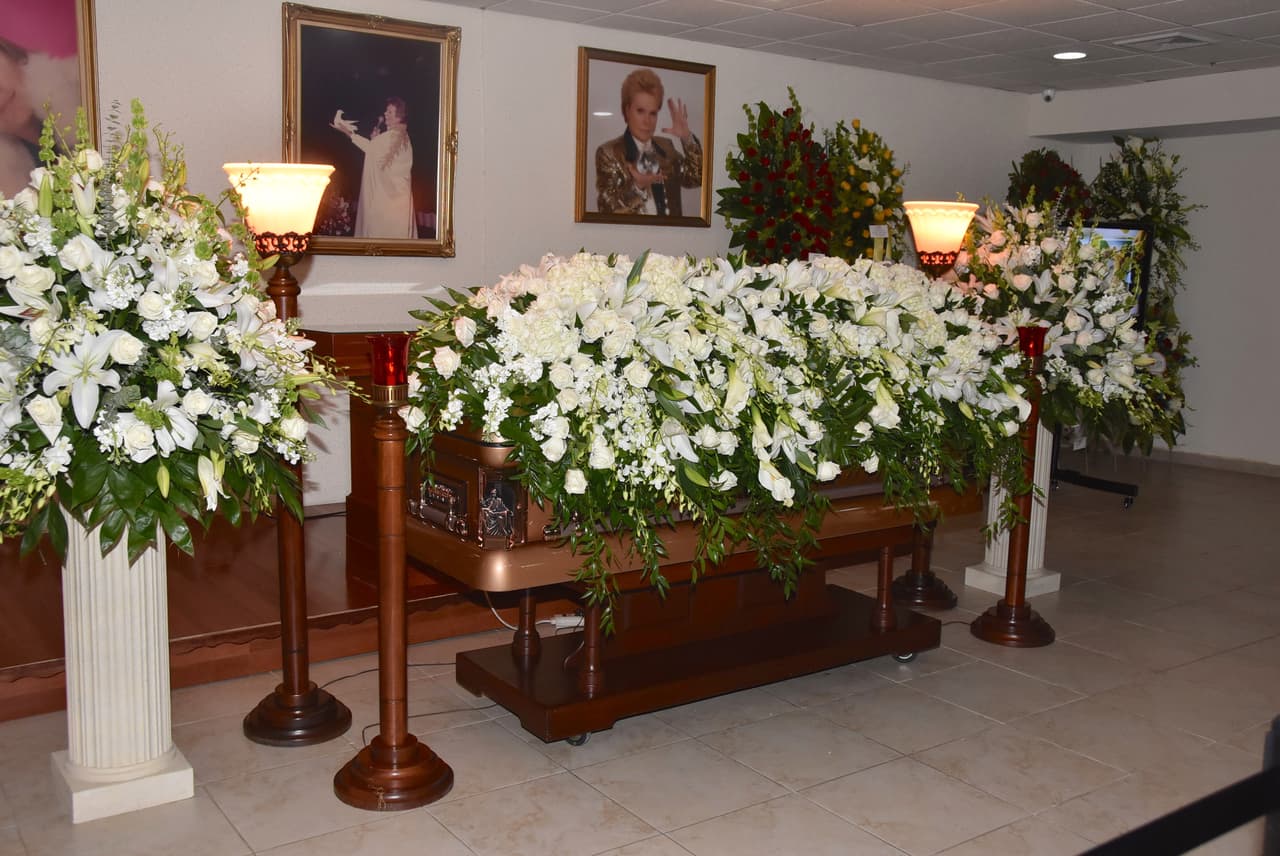 Acosta reveló que el cantautor español
<b> Julio Iglesias lo llamó</b> para expresarle sus condolencias por el fallecimiento de Walter Mercado.