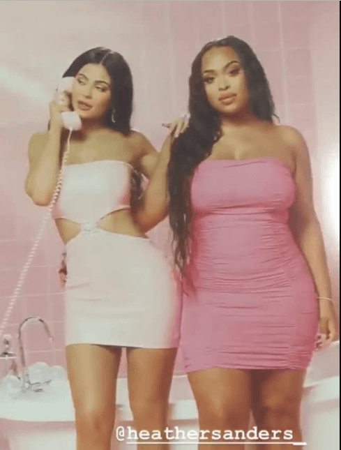 <b><a href="https://www.univision.com/entretenimiento/kylie-jenner-se-cayo-video" target="_blank">Kylie</a></b> no solo se hizo acompañar por gran parte de su familia, sino también por su círculo más cercano de amigas, como 
<b>Heather Sanders </b>(foto).