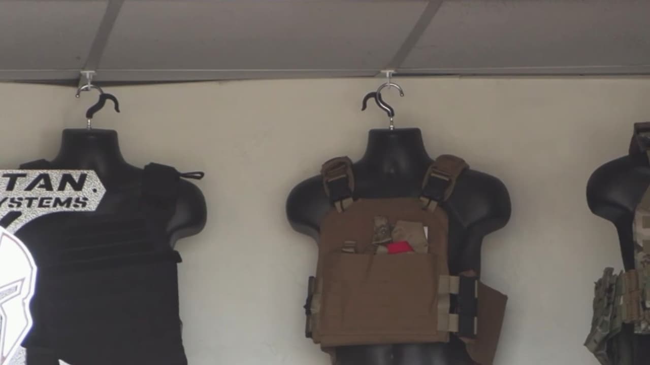 Roban dos tiendas de armas en Tucson: sospechosos irrumpieron con un vehículo y se llevaron rifles y pistolas