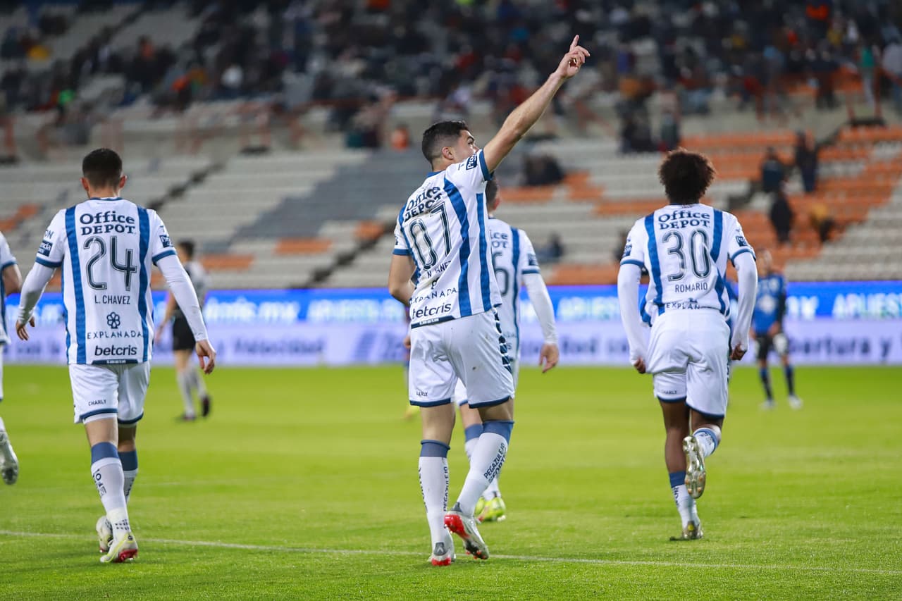 Los Tuzos se fueron con ventaja al descanso tras los tantos de Nicolás Ibáñez y Luis Chávez, pero Ángel Sepúlveda rescató el empate para los Gallos; José Angulo había adelantado a los visitantes.