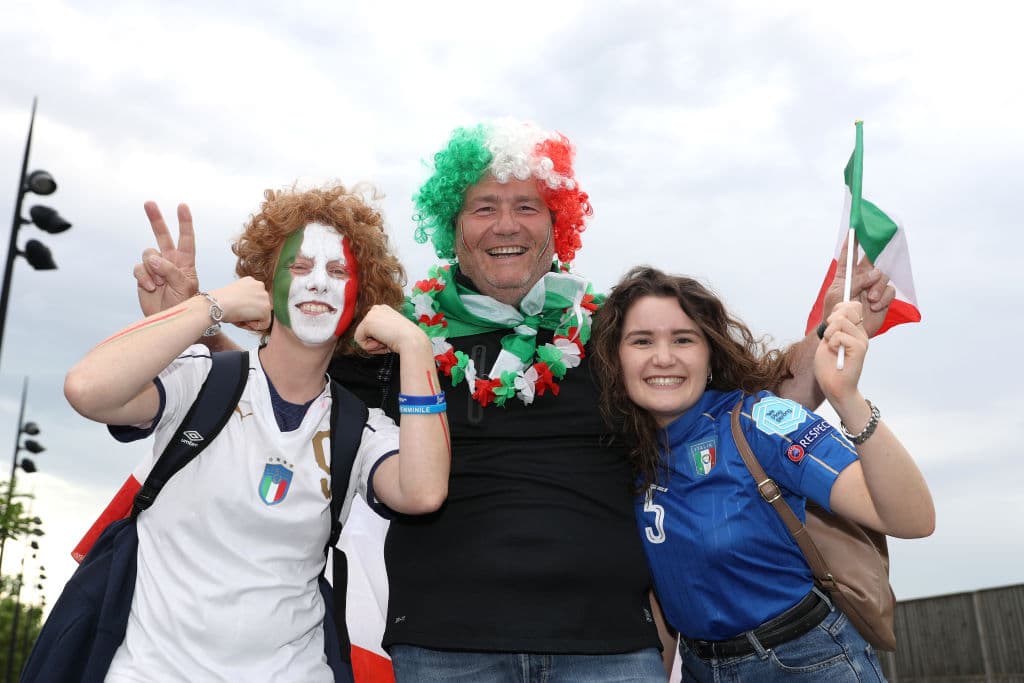 Los tifosi listos para apoyar al equipo Azzurri previo a este importante cotejo.
