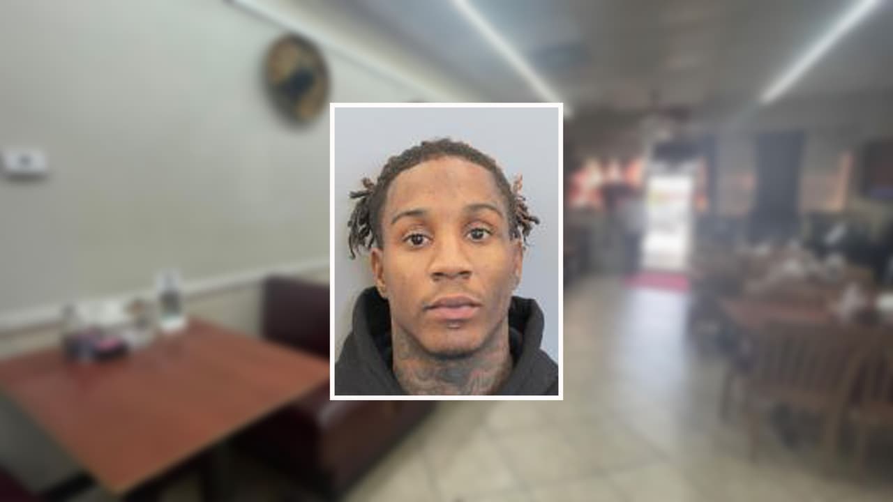 La policía identificó al sospechoso como 
<a href="https://www.univision.com/local/houston-kxln/taqueria-el-ranchito-4-houston-texas-robo-muerte-cliente-cargos-dispara-sospechoso" target="_blank">Eric Eugene Washington</a>, quien usó un arma de plástico al momento del robo.