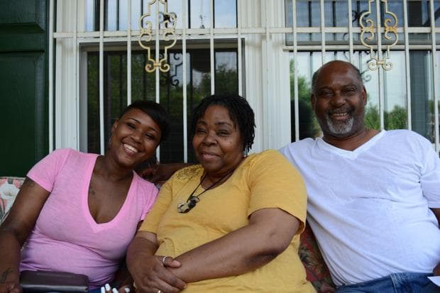 Keith Bundy sentado en el porche con su esposa e hija.
