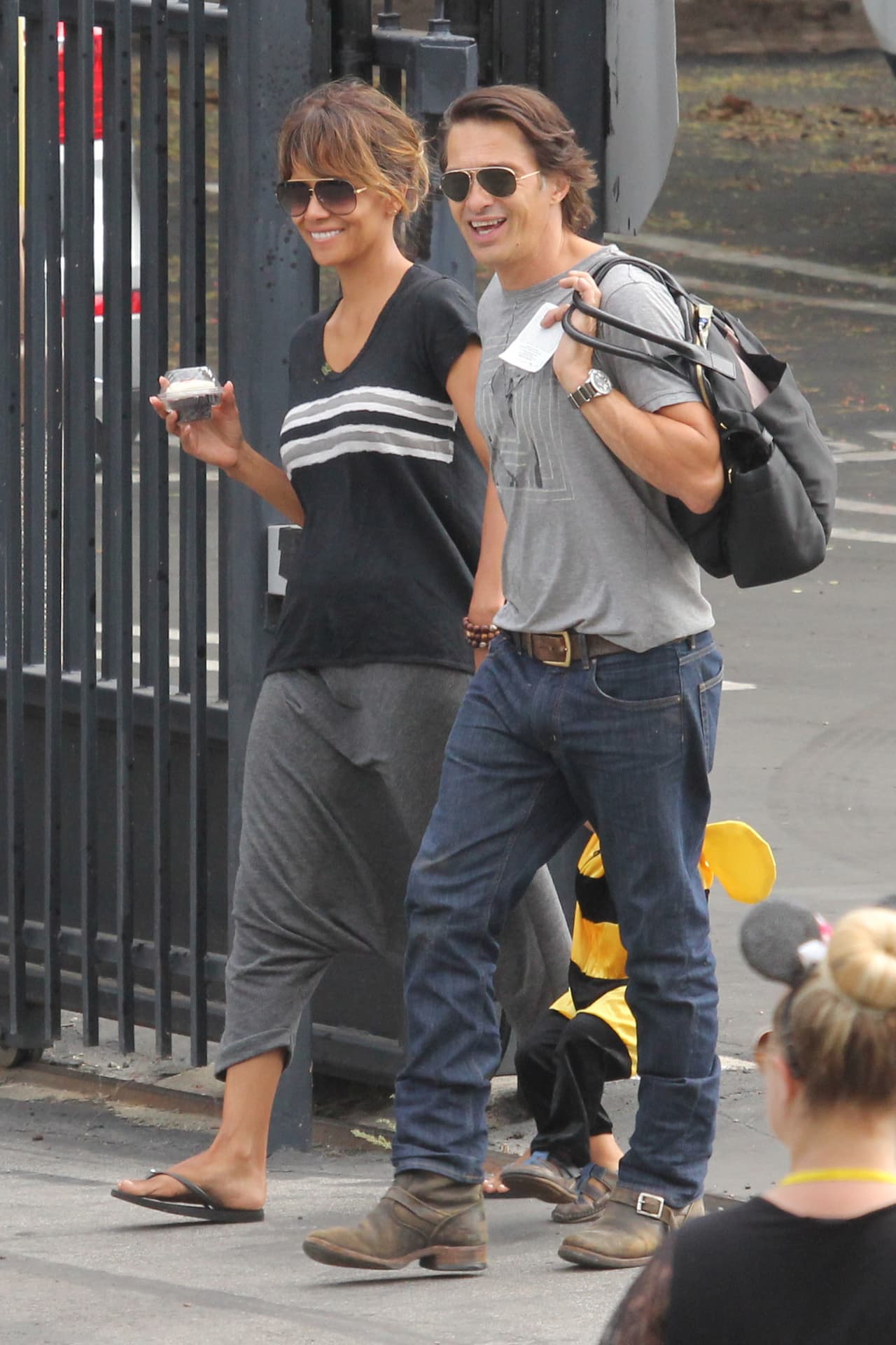 La actriz Balle Berry salió a pasear a Los Ángeles, seguida de su pareja, Olivier Martinez.