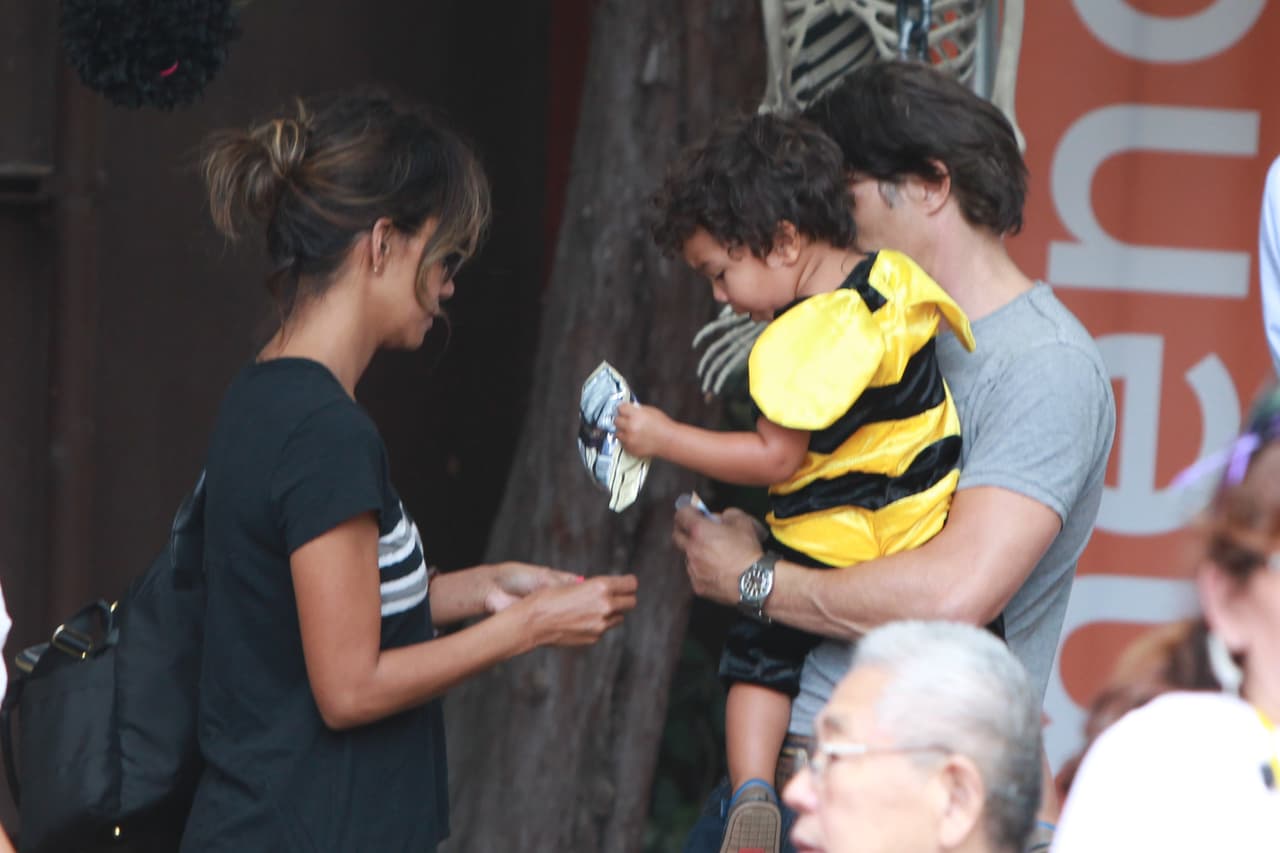 La abejita quería que mami guardara sus dulces.
