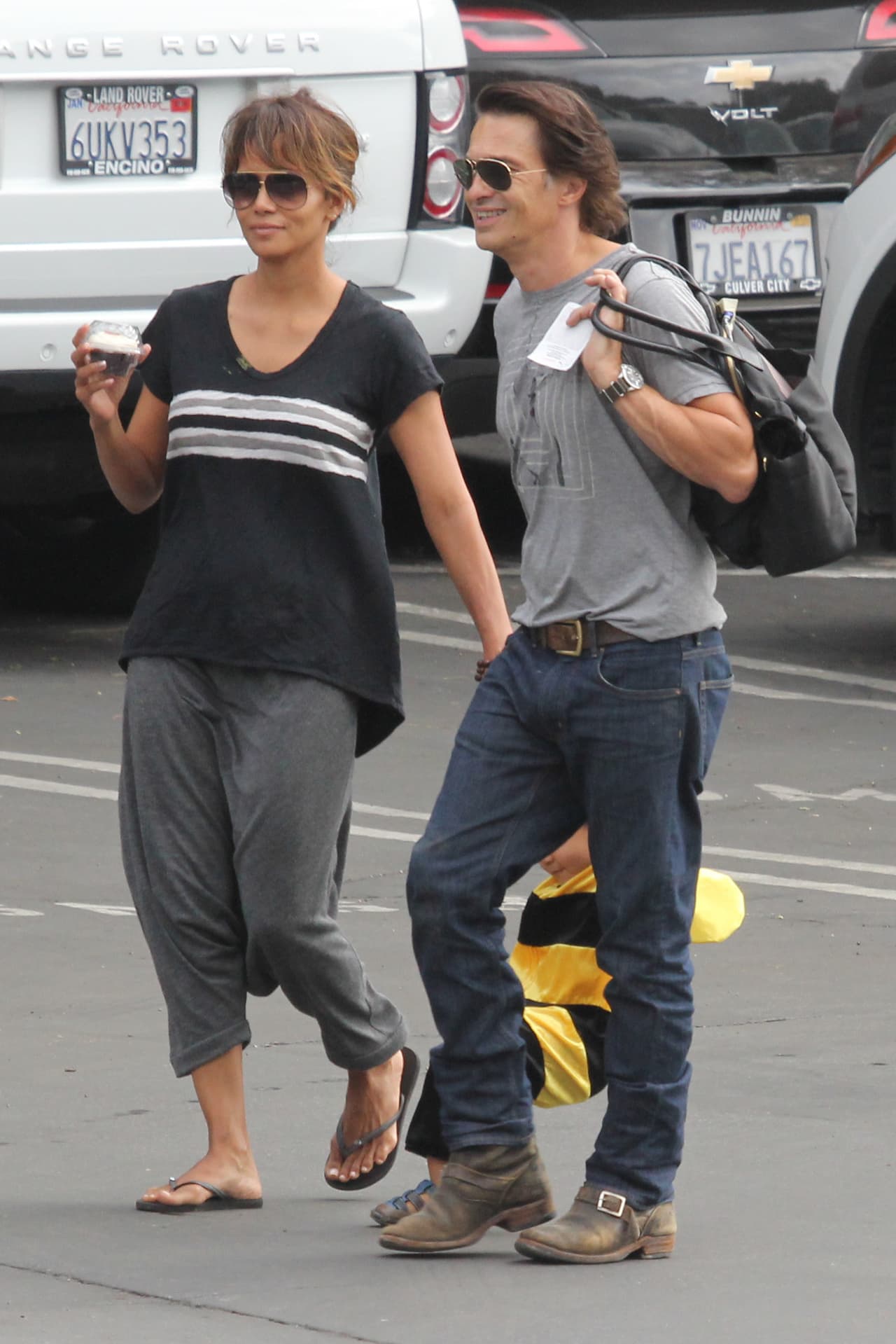 Ambos cuidaban al encantador Maceo, quien estaba convertido en una abeja.