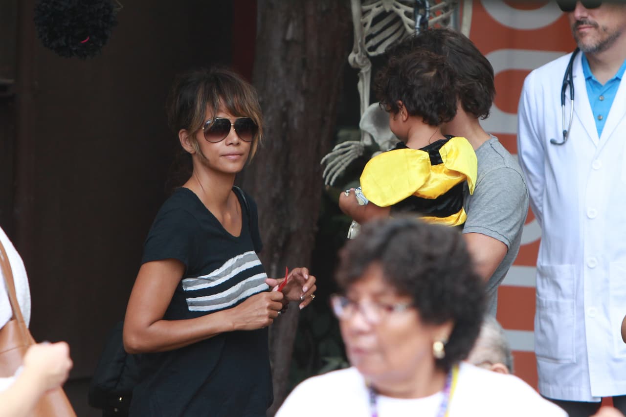 Aprovechando la feria, la estrella compró dos 'hot dog's.