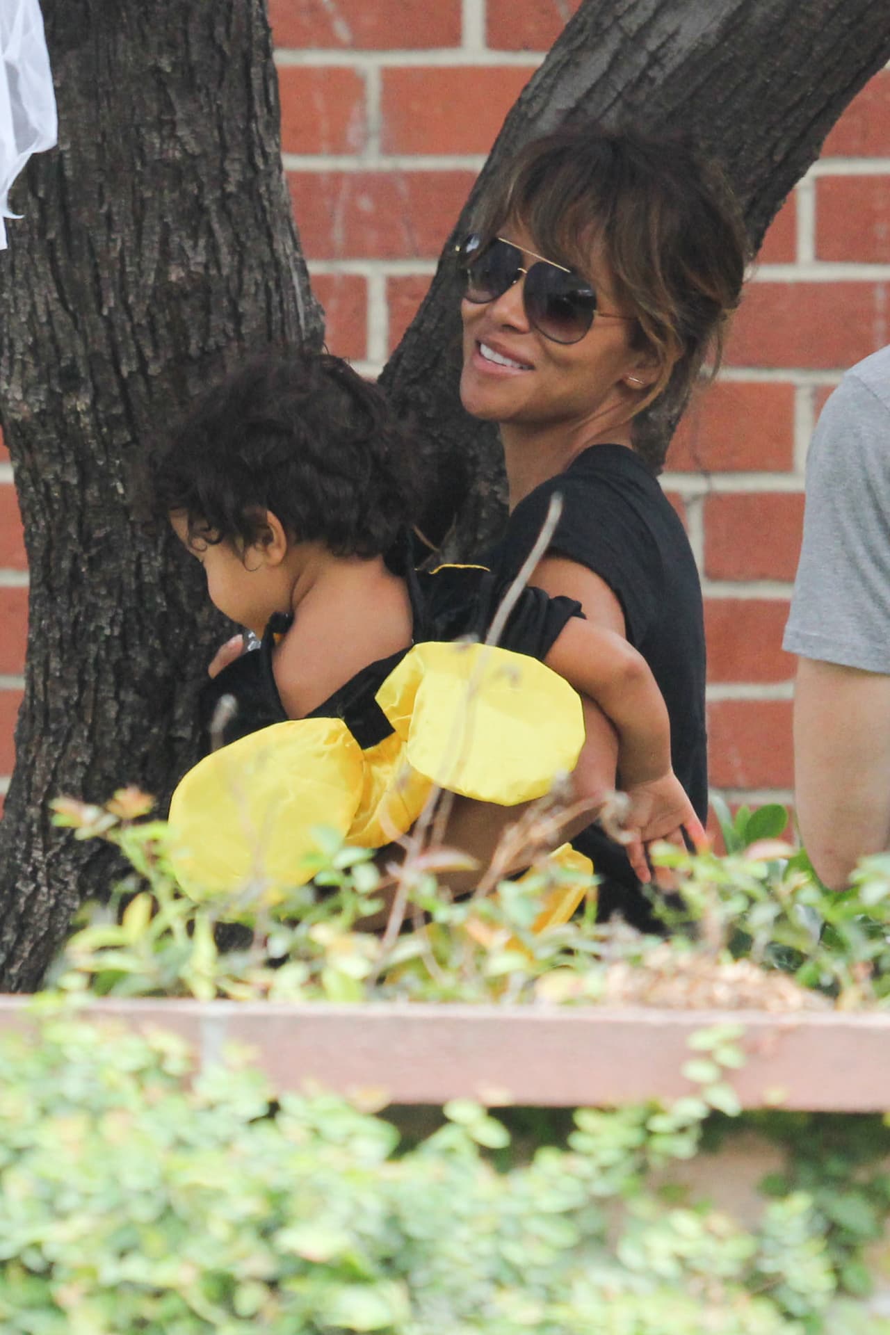 Halle se veía espléndida y feliz de llevar a su abejorro a disfrutar las festividades.