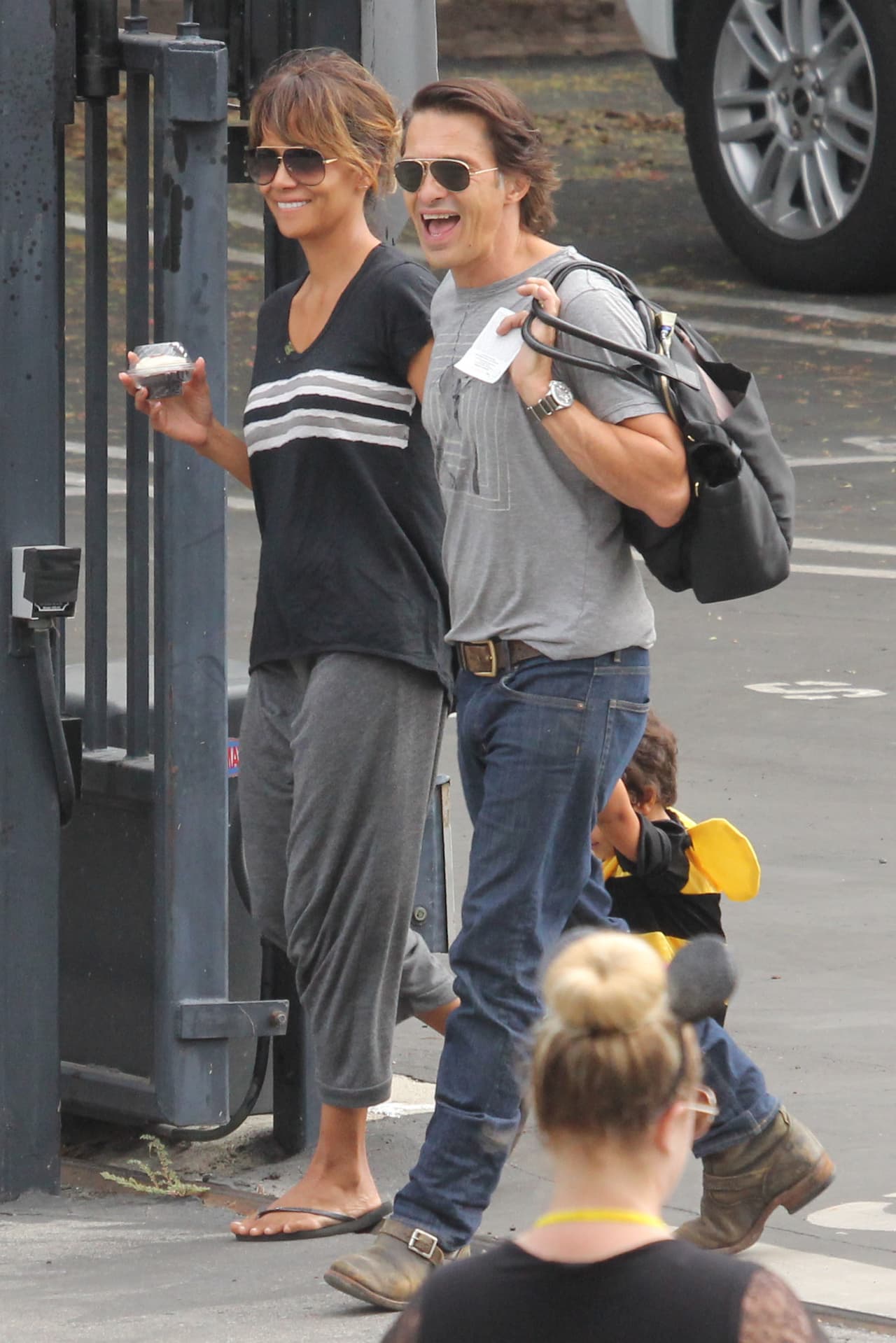 Pero este travieso abejorro no quería picar a su propia mami.