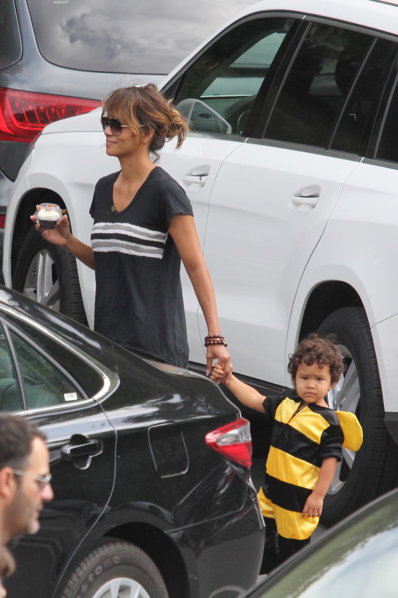 ¡Cuidado, Halle! ¡Tienes una tierna abejita persiguiéndote!