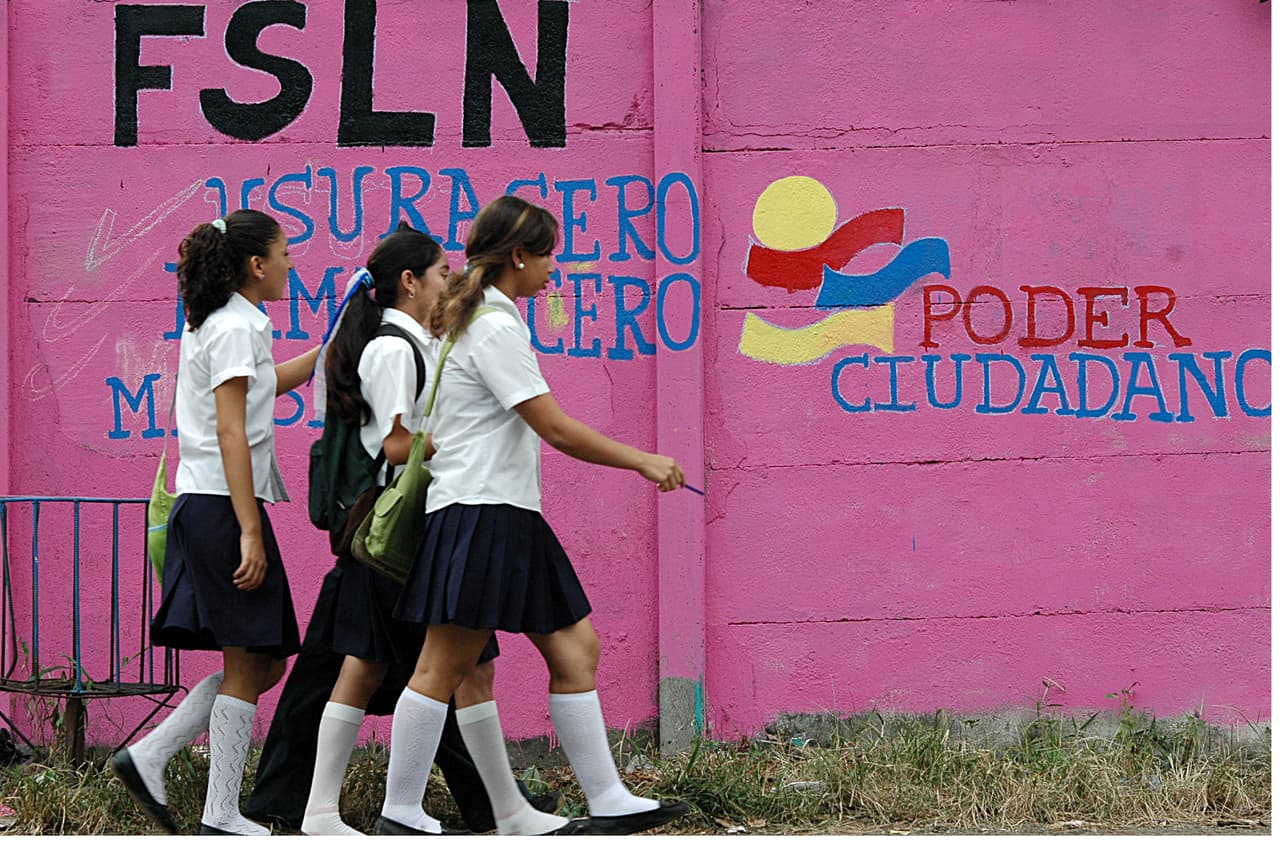 Usuarios de Transporte colectivo en carretera sur caminan debido a que simpatizantes Sandinistas bloquean la via por la presencia de Eduardo Montealegre en la zona.