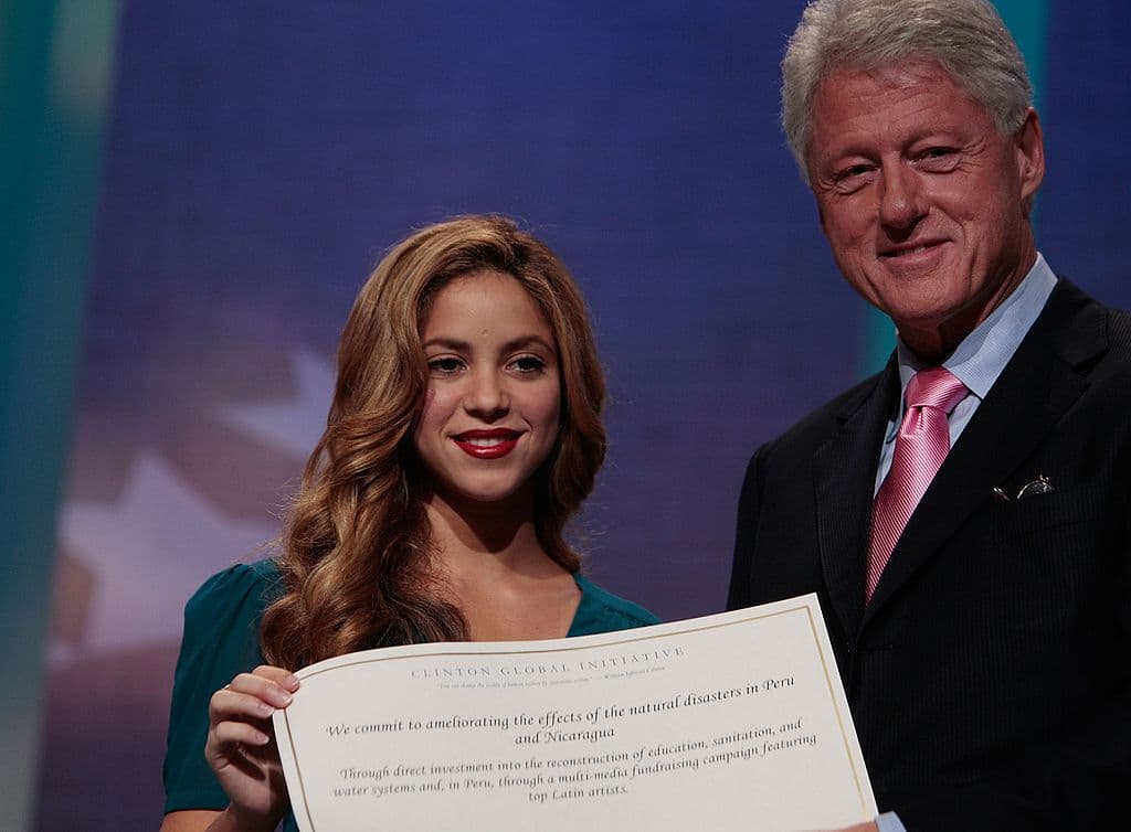 Posando con el ex presidente Bill Clinton, durante su compromiso público con la causa de apoyar tras desastres naturales en Latinoamérica, en Nueva York, 2007.