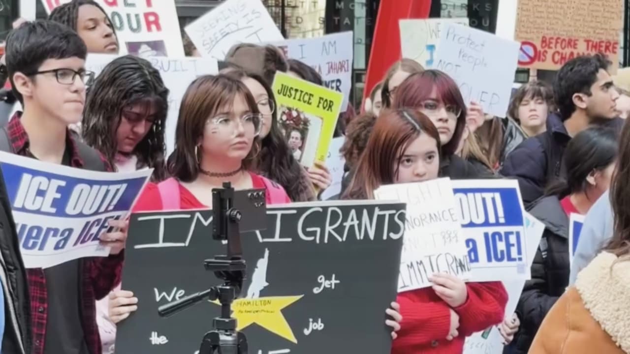 Cientos de estudiantes salieron a las calles a protestar en contra de los operativos de ICE en Illinois