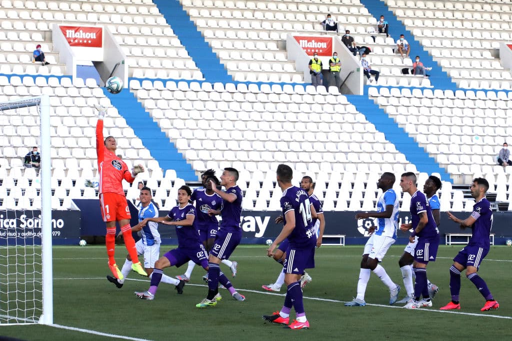 Luego de un peligrosisimo centro, Jordi Masip sale de su área y con un puñetazo aleja el peligro de su arco.