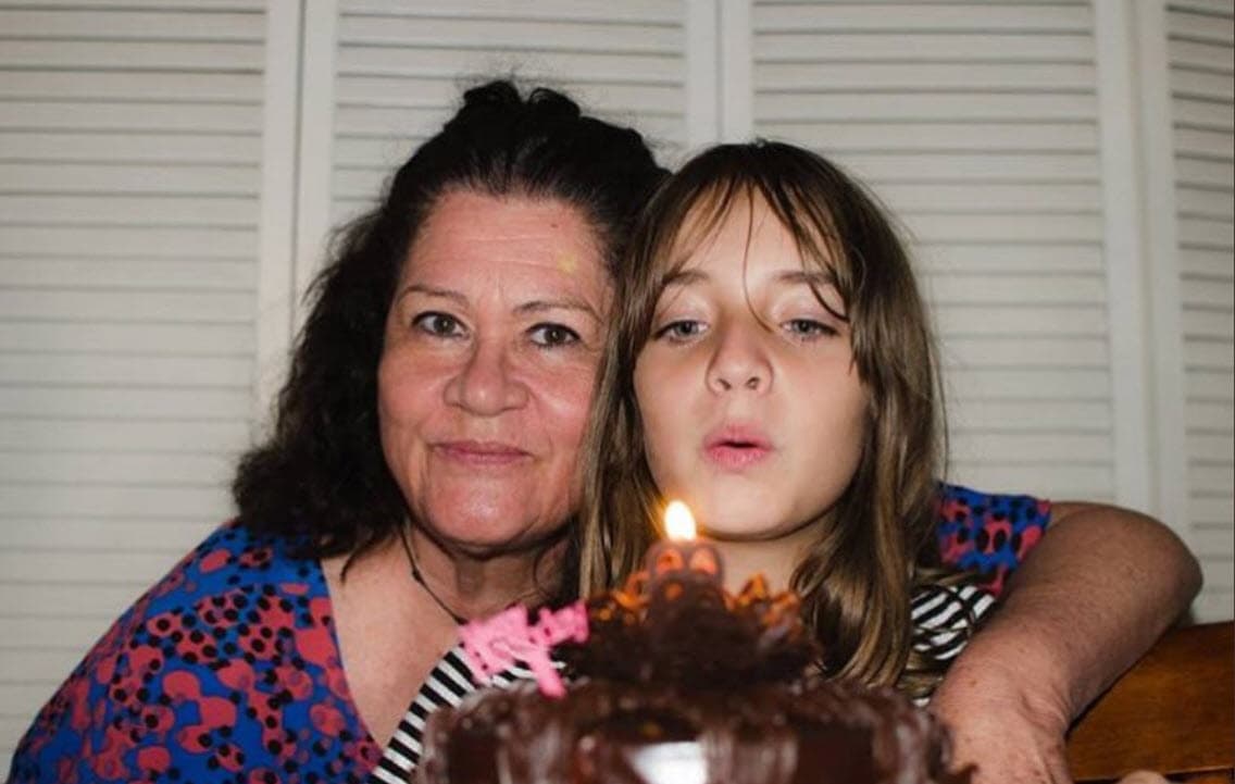 Desde la muerte de sus padres, Maya Berry Spear ha crecido con sus abuelos maternos, quienes 
<b>radican en Miami</b>.
<br>