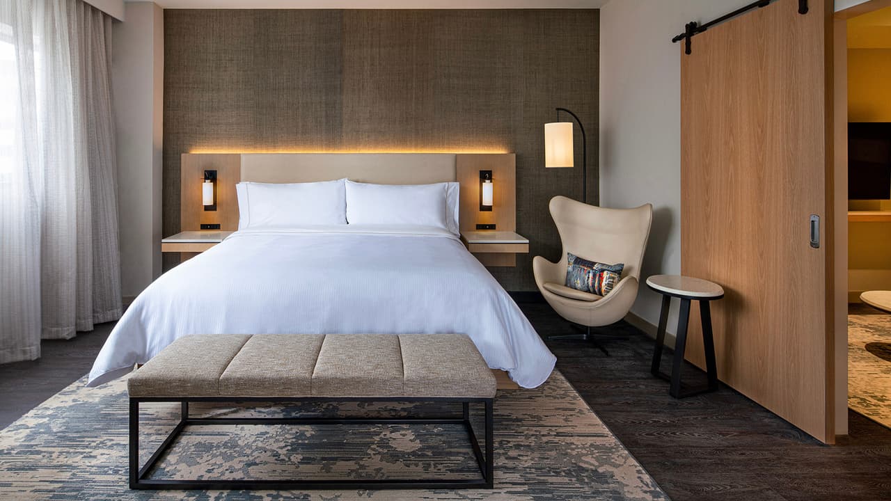 La misión de Xenex es salvar vidas y reducir el sufrimiento mediante la destrucción de microorganismos mortales que causan infecciones adquiridas en el hospital o lugares encerrados que acostrumbran visitar personas como los hoteles.