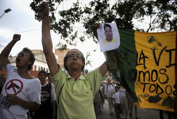 Los manifestantes pidieron por el cese de la violencia que se vive en las calles de Medellín.