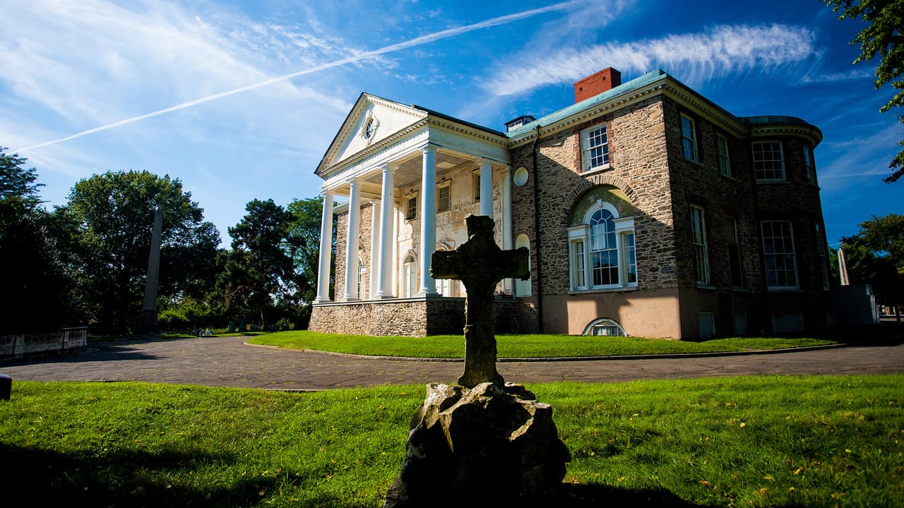 <b><a href="https://www.woodlandsphila.org/" target="_blank">The Woodlands Cemetery:</a></b>
<a href="https://www.woodlandsphila.org/" target="_blank"> </a>Si disfrutas de un lado de la curiosidad mórbida con tu picnic, este espacioso cementerio del siglo XIX es el lugar para ti. Con 54 acres, Woodlands ofrece muchas áreas para explorar, y da la bienvenida a los excursionistas a comer respetuosamente entre sus lápidas (y queremos decir respetuosamente, todavía es un cementerio activo). No se requiere reserva previa para una visita. 📍 
<a href="https://www.google.com/maps/place/The+Woodlands/@39.948431,-75.201427,15z/data=!4m2!3m1!1s0x0:0x18988f5a5a1d0136?sa=X&ved=2ahUKEwiBrLuMyrXwAhVtGDQIHUNCCdwQ_BIwHXoECDAQBQ" target="_blank">4000 Woodland Ave.</a>, 📞 215-386-2181, ✉️ 
<a href="mailto:info@woodlandsphila.org" target="_blank">info@woodlandsphila.org</a>, 🌐 
<a href="http://woodlandsphila.org/" target="_blank">woodlandsphila.org</a>