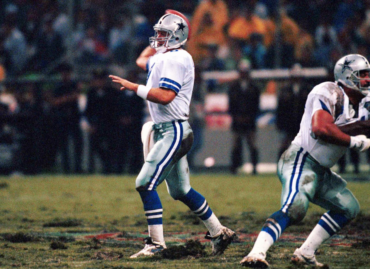 El legendario quarterback Troy Aikman, miembro del Salón de la Fama, también visitó México con Dallas Cowboys en el primer encuentro en el Estadio Azteca en agosto de 1994 ante 112.376 aficionados.