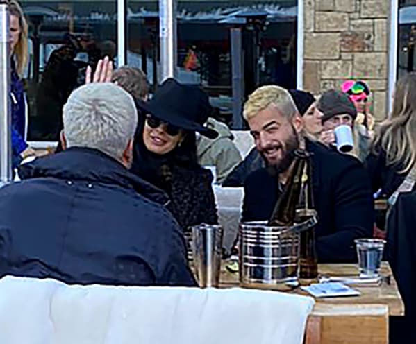 Al percatarse del fotógrafo, Maluma lo voltió a ver y Vivien lo saludó.