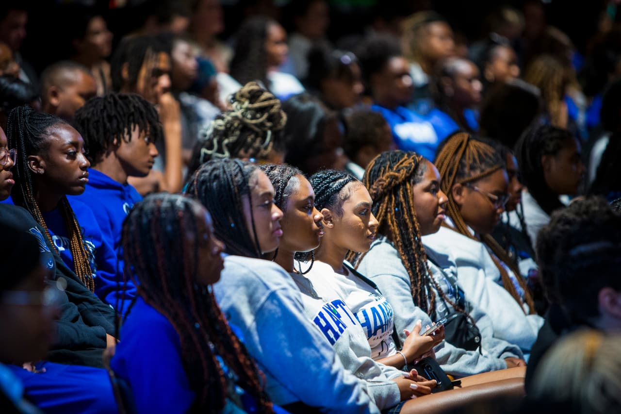 De 'influencers' a partidos de fútbol: las estrategias de Biden y Trump para ganarse el crucial voto joven en 2024