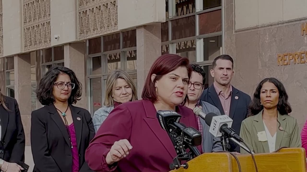 Demócratas de Arizona cierran filas en defensa de la procuradora Kris Mayes ante pedidos de renuncia