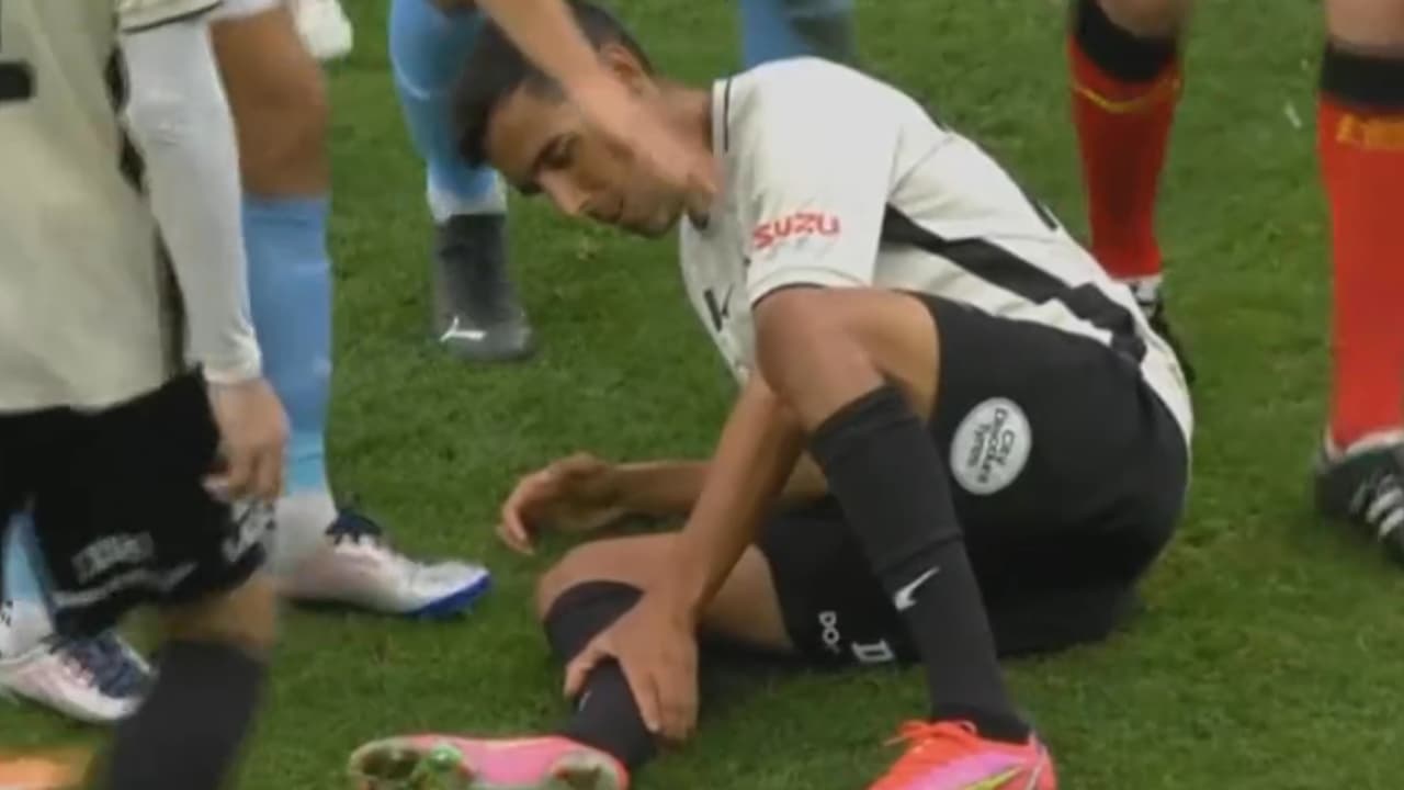 Escalofriante lesión de jugador español al disputar un balón