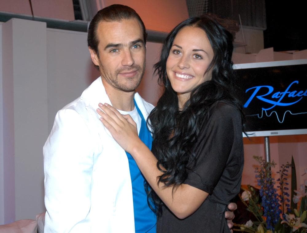 Jorge Poza no se podía quedar atrás. Después de divorciarse de Mayrín comenzó una relación amorosa con su pareja en "Alma de Hierro", Zuria Vega.