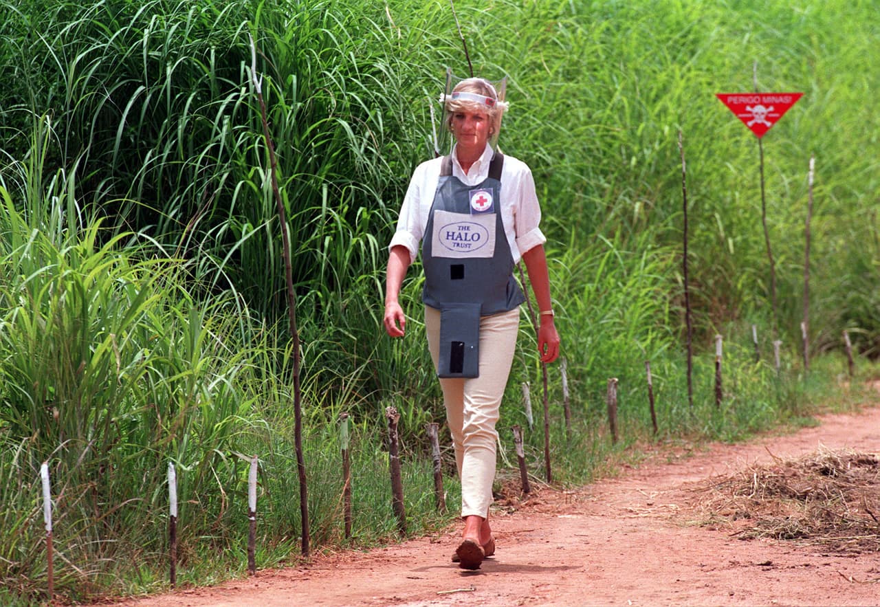 En 1997, Lady Diana visitó un campo minado en Huambo, Angola, con una finalidad: llamar la atención del mundo sobre la 
<b>crisis de las minas antipersonales</b> y la cantidad de vidas humanas que estaban cobrando.
<br>
