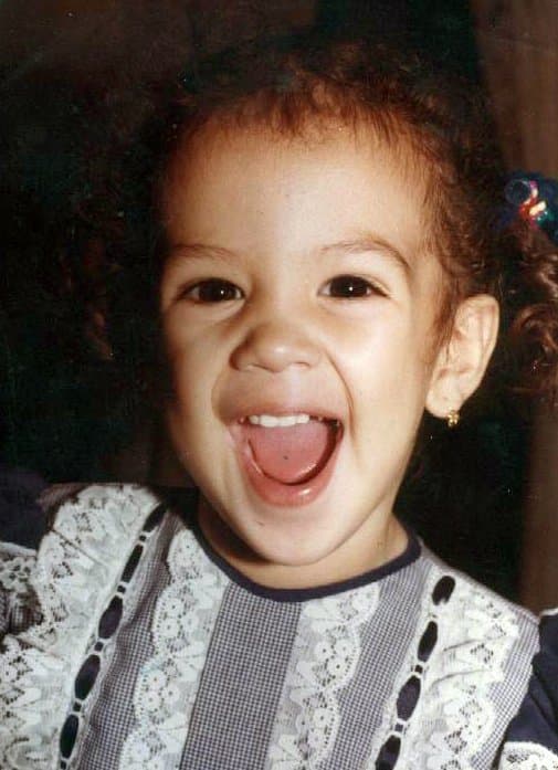 Carito tuvo una infancia muy feliz. Su niñez la pasó en su amada Colombia y fue hasta los 17 años de edad cuando llegó a Estados Unidos. Después vivió 4 años en Puerto Rico.