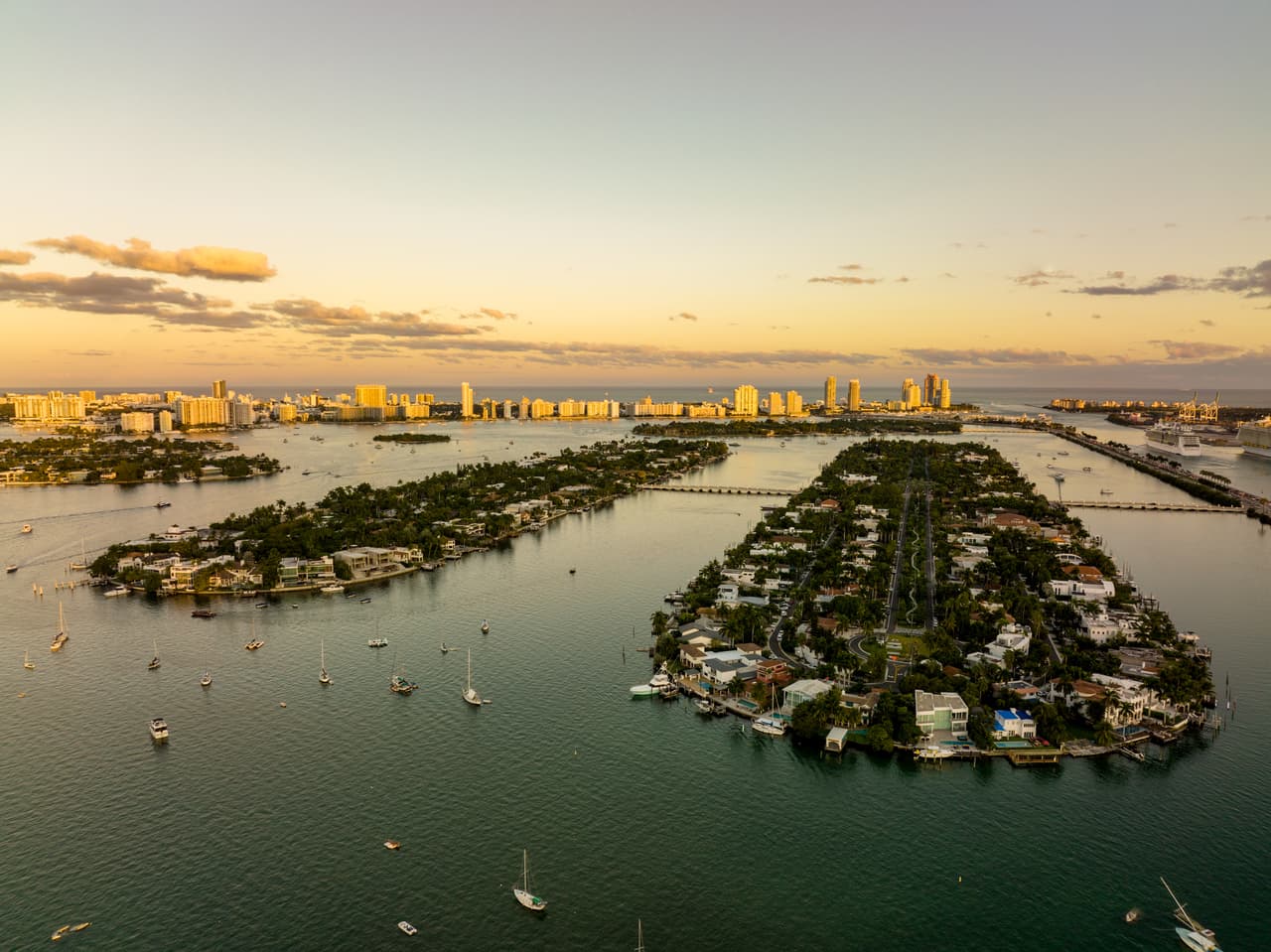 <h3 class="cms-H3-H3">7. Palm Island | Miami Beach, Florida</h3>
<br>
<br>Una de las islas más famosas de Miami Beach, donde los precios de las descomunales casas treparon 62% entre diciembre del 2019 y diciembre del 2022, para promediar $9.4 millones.