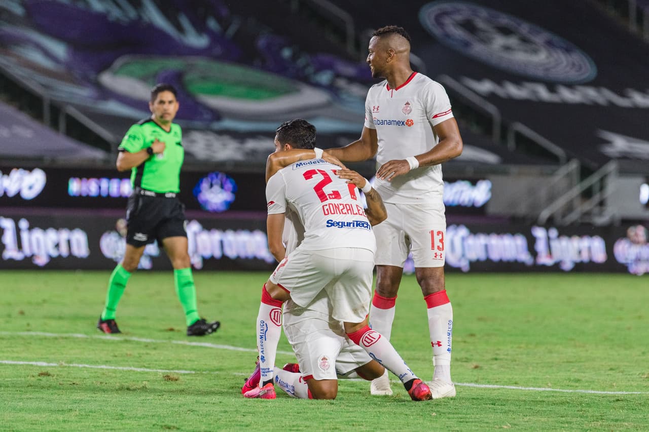 Después de revisar la jugada en el VAR, el tanto fue anulado por fuera de lugar.