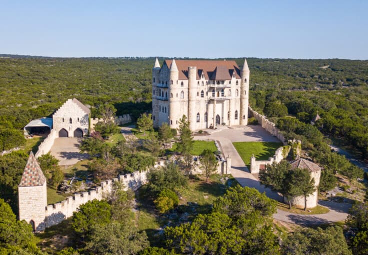 Este 'castillo medieval' se encuentra en el Hill Country de Texas y te puedes hospedar allí